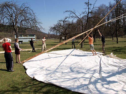 složené doupovské teepee tee-pee